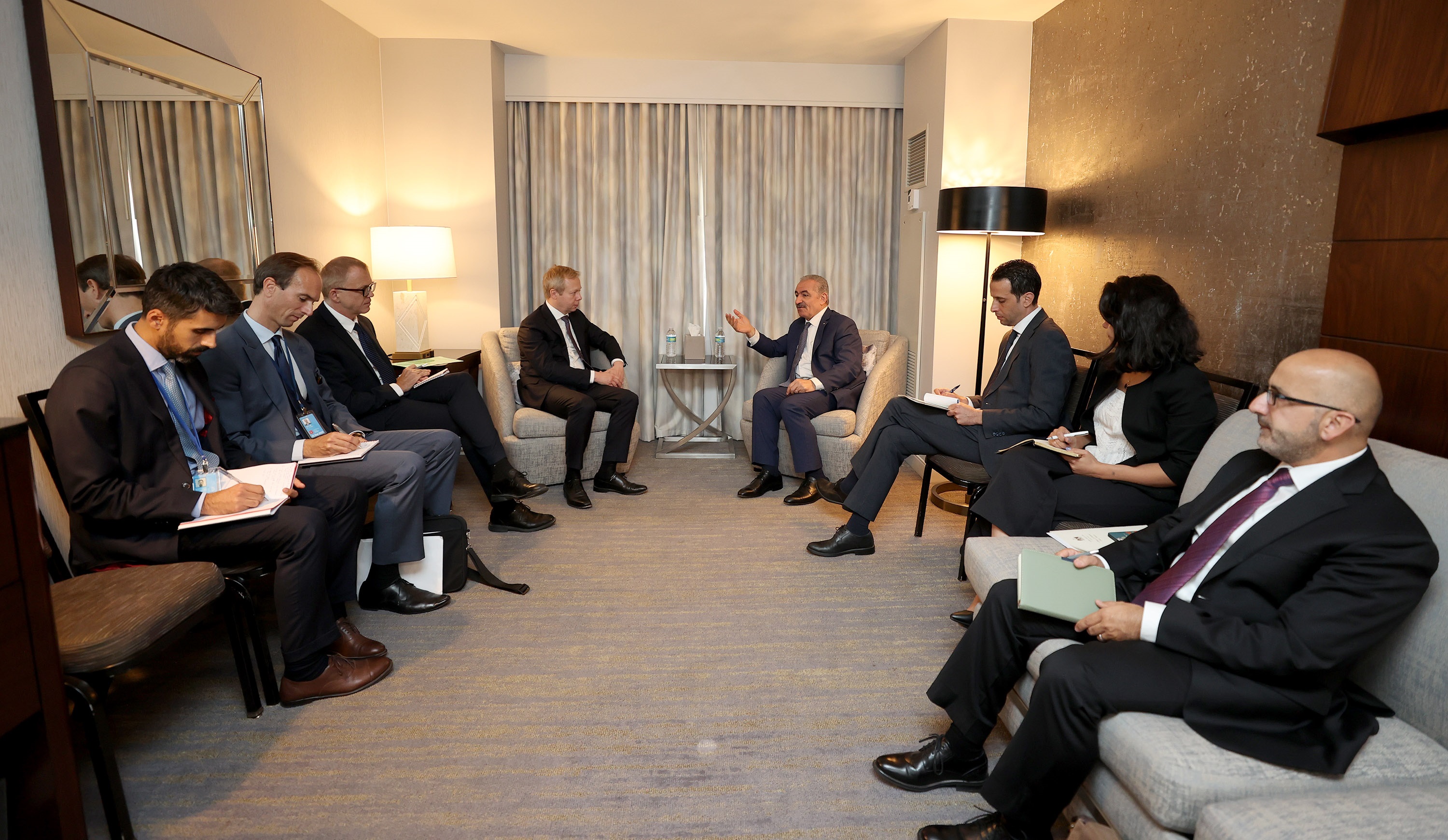 جانب من اجتماع رئيس الوزراء مع المبعوث الأوروبي الخاص لعملية السلام في الشرق الأوسط